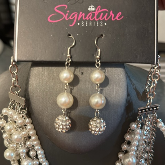 Paparazzi ZI Necklace
With Earrings (fishhook fitting) - Picture 2 of 2